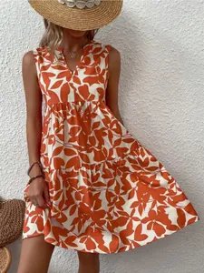 Detailansicht eines böhmischen, lockeren Damen-Midikleids mit V-Ausschnitt und Blumenprint