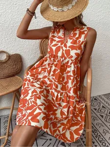 Bohemisches Kleid mit Blumenmuster, V-Ausschnitt und Rüschen für den Sommerurlaub