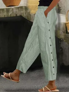 Vista detallada del pantalón casual de rayas para mujer con cintura alta y botones laterales.