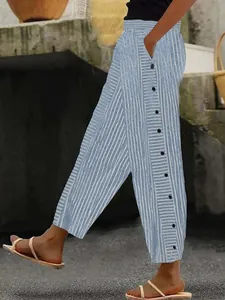 Vista detallada del pantalón casual de rayas azules para mujer con botones laterales