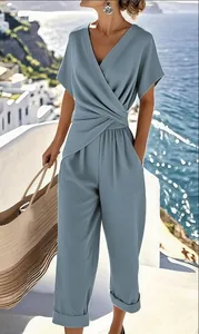 Combinaison bleue chic à manches courtes avec taille cache-cœur sur la côte