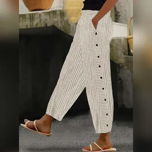 Pantalones casuales a rayas de talle alto para mujer con botones decorativos y largo 7/8