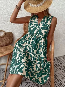 Ärmelloses böhmisches Kleid mit grünem Blattmuster und V-Ausschnitt in Urlaubsatmosphäre.