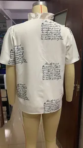 Chemise blanche à manches courtes avec imprimé script noir et col à volants sur mannequin