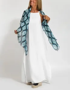 Robe longue blanche chic en coton et lin avec fentes latérales et châle fleuri