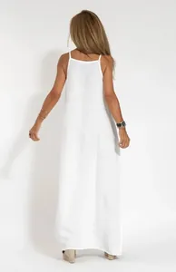 Vue arrière d'une robe longue en coton et lin blanc avec de fines bretelles