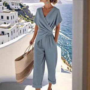 Combinaison élégante bleu clair à manches courtes, cache-cœur et pantalon large été