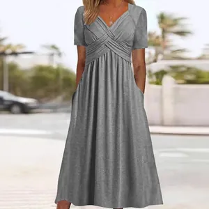 Robe midi grise élégante à col en V et manches courtes avec taille croisée et poches