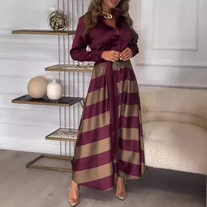 Robe longue élégante bordeaux à manches longues avec rayures dorées et ceinture nouée