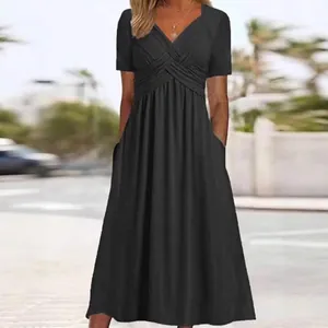 Robe midi noire élégante à col en V, manches courtes, poches et détail croisé au buste