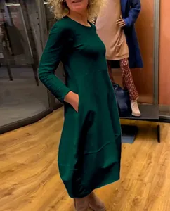 Elegantes dunkelgrünes langärmliges Maxikleid mit praktischen Seitentaschen für Damen.