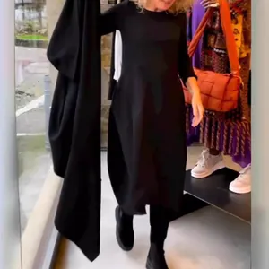 Damen Casual Rundhals Langarm Maxikleid mit Taschen Einfarbig Herbst Winter Lockeres Modisches Langes Kleid
