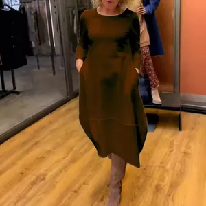Lässiges einfarbiges langärmliges Maxikleid mit Rundhalsausschnitt und Taschen