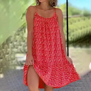 Abito corto estivo rosso con stampa floreale e spalline sottili per donna all'aperto
