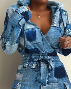Dettaglio di un abito alla moda con stampa patchwork denim e coulisse regolabile in vita