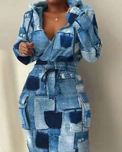 Dettaglio della stampa patchwork in denim blu su un elegante completo gonna con cappuccio
