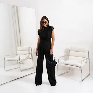 Ensemble deux pièces noir élégant avec haut asymétrique et pantalon large chic