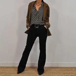 Elegantes langärmliges Hemd mit V-Ausschnitt und geometrischem Muster, kombiniert mit Blazer