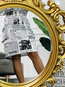 Vestito alla moda con stampa giornale e coulisse in vita, vista specchio per donna