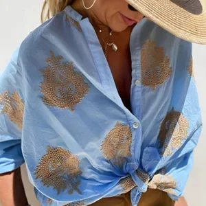 Lässiges hellblaues Damenhemd mit elegantem goldenem Paisley-Grafikdruck und Knöpfen