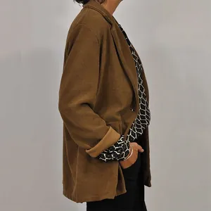 Eleganter brauner Cord-Blazer für Damen mit Leopardenmuster-Hemd für den Frühling