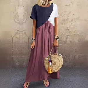 Geometrisches Damen-Maxikleid im Color-Block-Design mit kurzen Ärmeln und lockerer Passform.