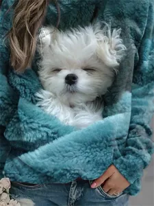 Gros plan d'un imprimé chiot réaliste sur un sweat-shirt en polaire bleu sarcelle douillet