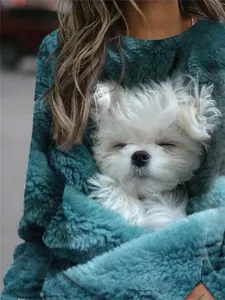 Détail d'un sweat-shirt turquoise avec un imprimé 3D réaliste de petit chien.