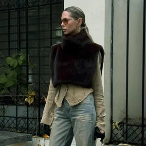 Elegante chaleco de piel sintética con cuello alto medio sin mangas para mujer