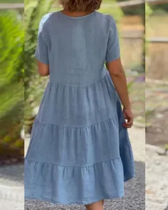 Achteraanzicht van een casual lichtblauwe gelaagde zomerjurk voor dames met mouwen