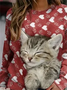 Gros plan d'un sweat-shirt rouge avec un imprimé chaton mignon et motifs de cœur.