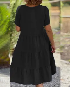 Elegant achteraanzicht van een casual zwarte gelaagde jurk met korte mouwen voor zomer