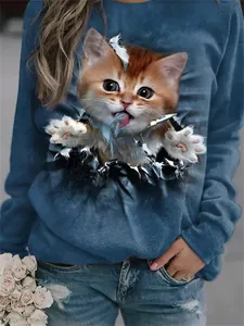 Gros plan détaillé d'un sweat bleu à manches longues avec un motif de chat 3D vif.