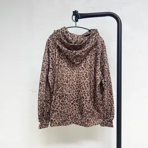 Vintage leopard print hooded sweatshirt with loose fit for a trendy autumn look.