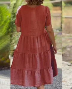 Achteraanzicht van een terracotta gelaagde katoenen linnen zomerjurk in tuin