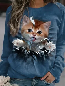 Gros plan détaillé de l'imprimé graphique chaton 3D sur un sweat à col rond bleu décontracté