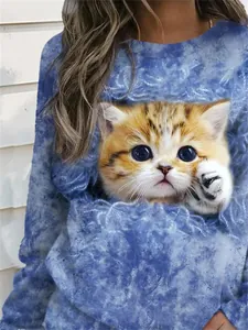 Détail en gros plan d'un imprimé de chaton roux sur un sweat-shirt bleu texturé décontracté