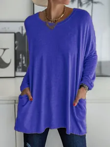 Détail d'un t-shirt violet ample à manches longues avec poches latérales pour le quotidien