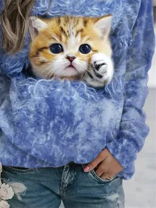 Gros plan sur l'imprimé chaton 3D réaliste d'un sweat-shirt bleu à manches longues pour femmes