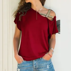 Detailansicht des roten Freizeit-T-Shirts mit asymmetrischem Ausschnitt und Riemen