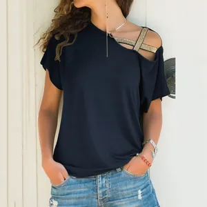 Detailansicht eines dunkelblauen Damen-T-Shirts mit gekreuzten Trägern und modischem Ausschnitt.