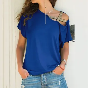 Nahaufnahme eines blauen One-Shoulder-T-Shirts mit goldenen überkreuzten Dekostreifen Design