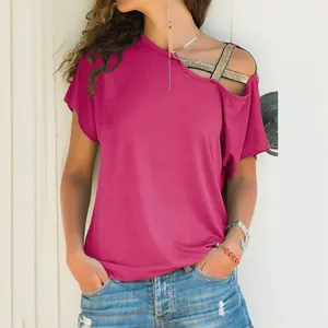 Detail des fuchsiafarbenen schulterfreien Damen-T-Shirts mit Metallic-Trägern