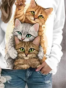 Vue détaillée d'un sweat blanc avec un joli imprimé graphique de trois chats sur mannequin