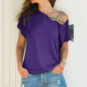 Detailseitenansicht des lila asymmetrischen T-Shirts mit goldenen Kreuzträgern
