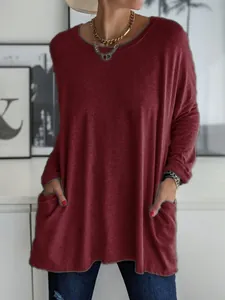Vue de face d'un t-shirt bordeaux à manches longues pour femmes avec coupe ample et poches