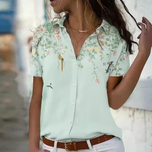 Vista dettagliata della camicia casual da donna a maniche corte con stampa vintage
