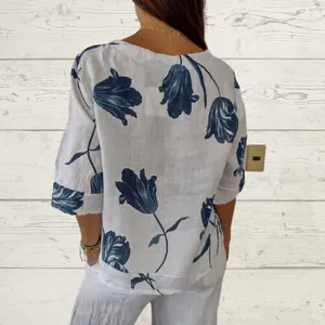 Vue arrière détaillée d'une blouse en coton et lin blanc avec un imprimé tulipe bleu