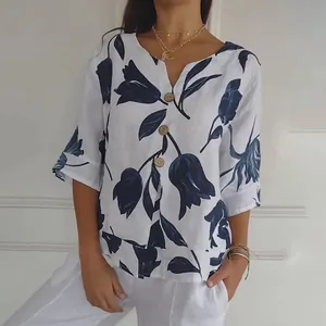 Détail du chemisier en coton et lin avec imprimé floral, col en V et boutons en bois