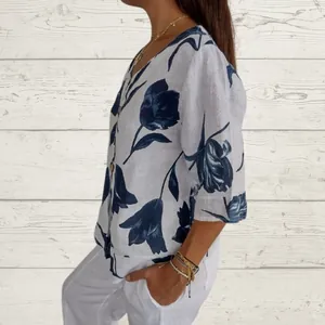 Vue latérale d'une blouse en coton et lin blanche avec imprimé floral bleu et col en V
